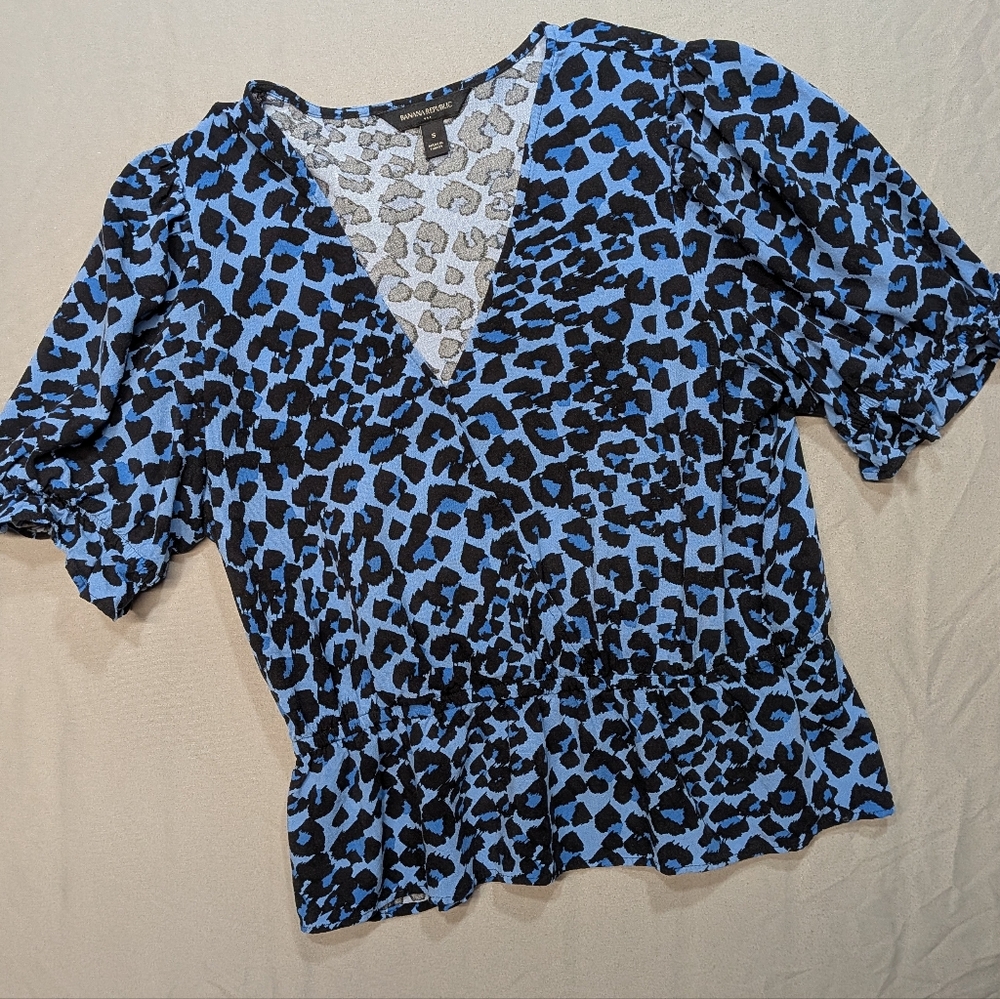 Banana Republic Blue Leopard Print V-Neck, Elastic Waist Blouse.Size Small.
